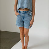 Modelfoto af pige med DORA shorts, blå og DORA top, blå - begge fra BySofieSønderby