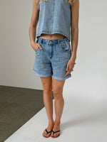 Modelfoto af pige med DORA shorts, blå og DORA top, blå - begge fra BySofieSønderby