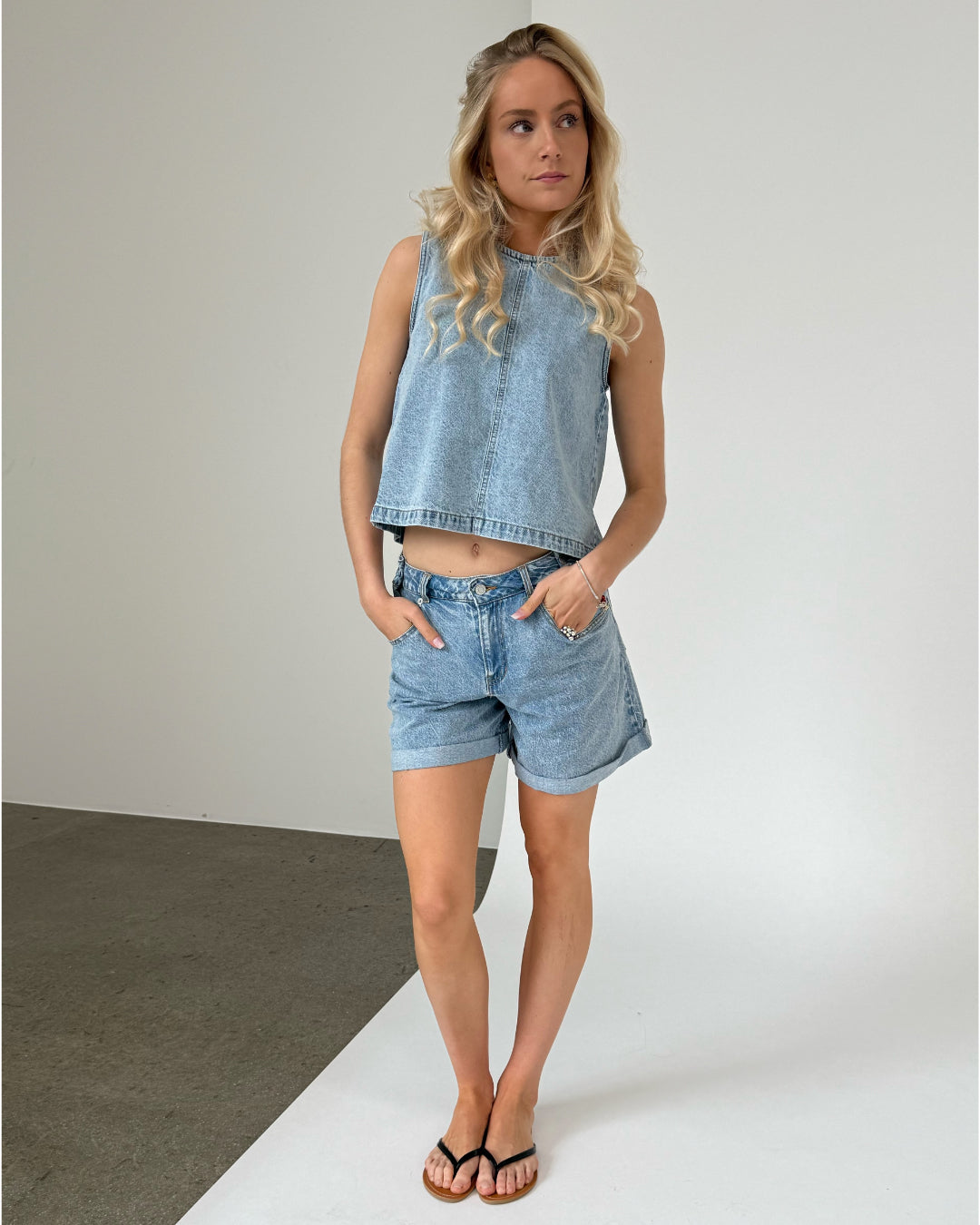 Modelfoto af pige med DORA shorts, blå og DORA top, blå - begge fra BySofieSønderby