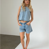 Modelfoto af pige med DORA shorts, blå og DORA top, blå - begge fra BySofieSønderby