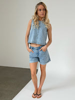 Modelfoto af pige med DORA shorts, blå og DORA top, blå - begge fra BySofieSønderby