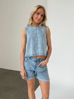 Modelfoto af pige med DORA shorts, blå og DORA top, blå - begge fra BySofieSønderby