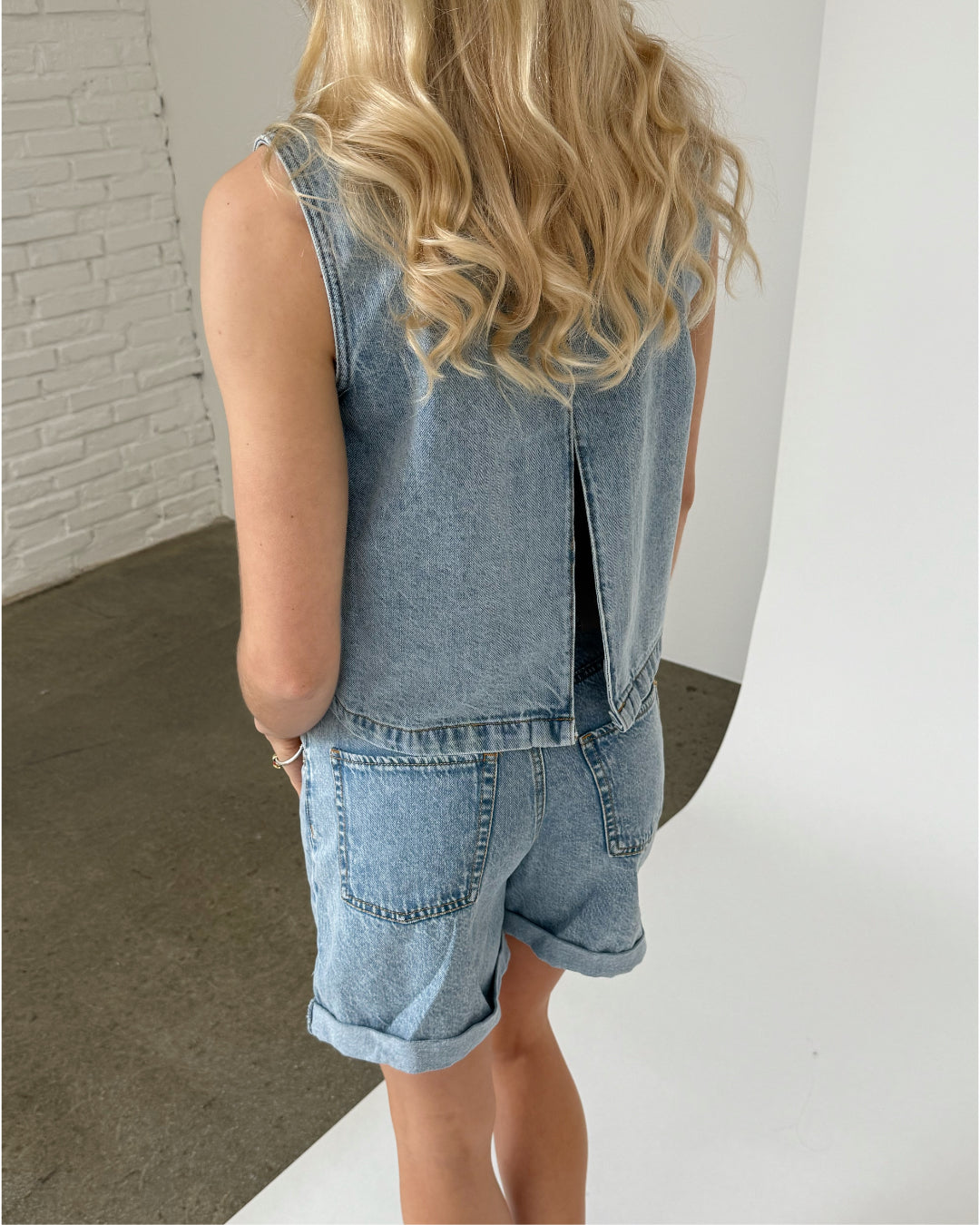 Modelfoto af pige med DORA shorts, blå og DORA top, blå - begge fra BySofieSønderby