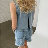 Modelfoto af pige med DORA shorts, blå og DORA top, blå - begge fra BySofieSønderby