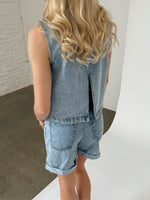 Modelfoto af pige med DORA shorts, blå og DORA top, blå - begge fra BySofieSønderby
