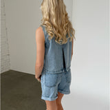 Modelfoto af pige med DORA shorts, blå og DORA top, blå - begge fra BySofieSønderby