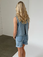 Modelfoto af pige med DORA shorts, blå og DORA top, blå - begge fra BySofieSønderby
