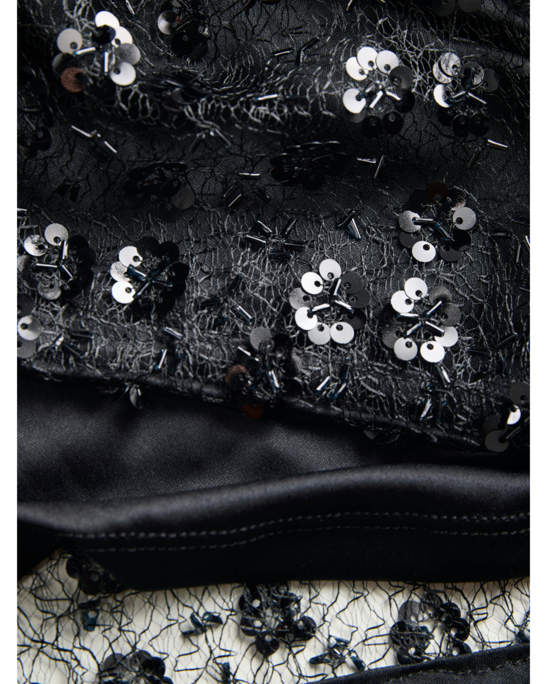 Detaljebillede af sort DREAM top med pailetter. Fra BySofieSønderby