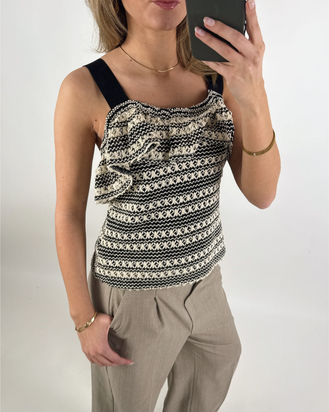 Stemningsbillede af pige der bærer en beige DREA top.  Fra BySofieSønderby