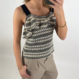 Stemningsbillede af pige der bærer en beige DREA top.  Fra BySofieSønderby