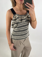 Stemningsbillede af pige der bærer en beige DREA top.  Fra BySofieSønderby