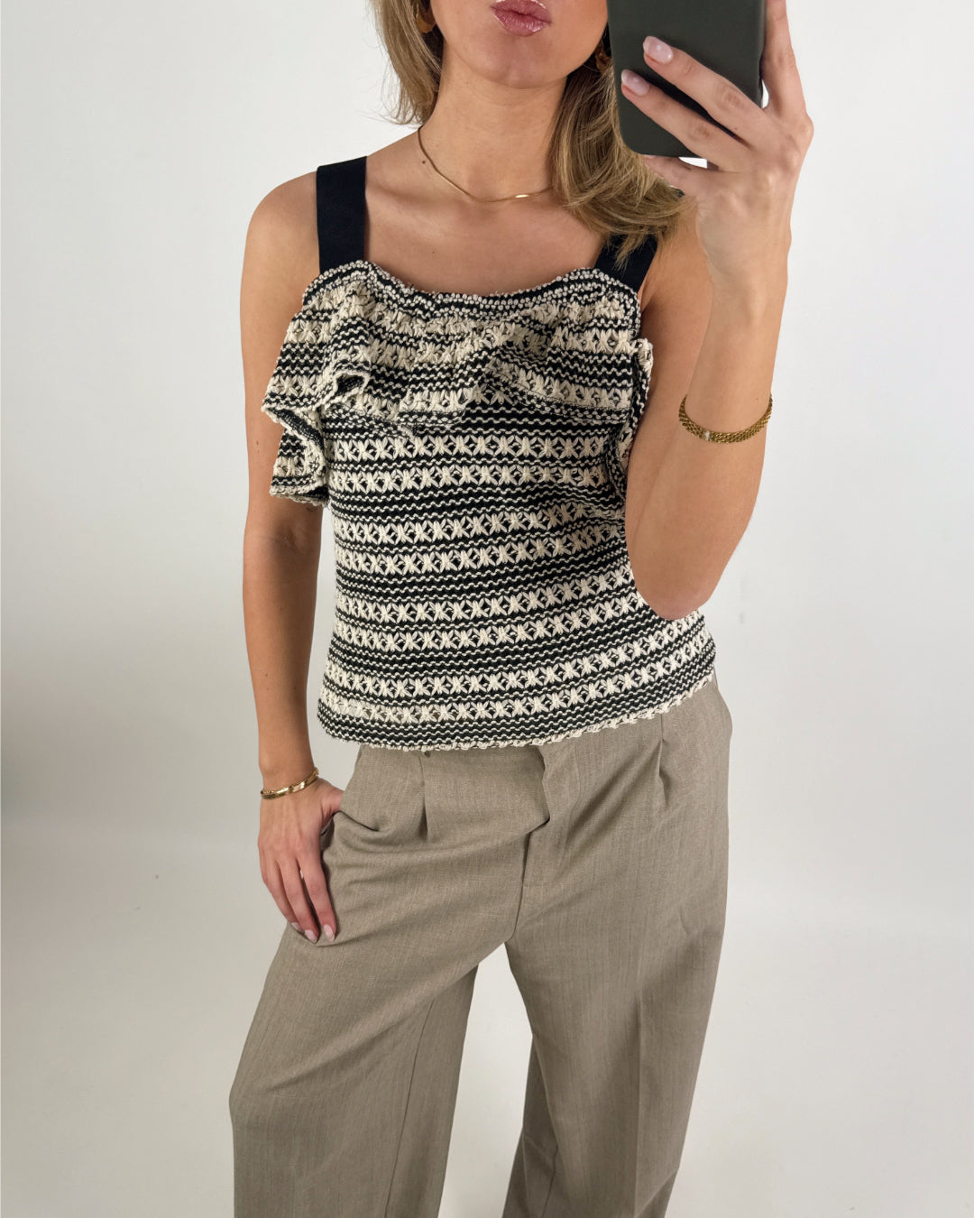 Stemningsbillede af pige der bærer en beige DREA top.  Fra BySofieSønderby