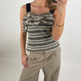 Stemningsbillede af pige der bærer en beige DREA top.  Fra BySofieSønderby