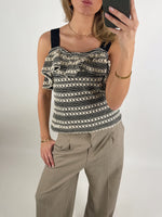 Stemningsbillede af pige der bærer en beige DREA top.  Fra BySofieSønderby