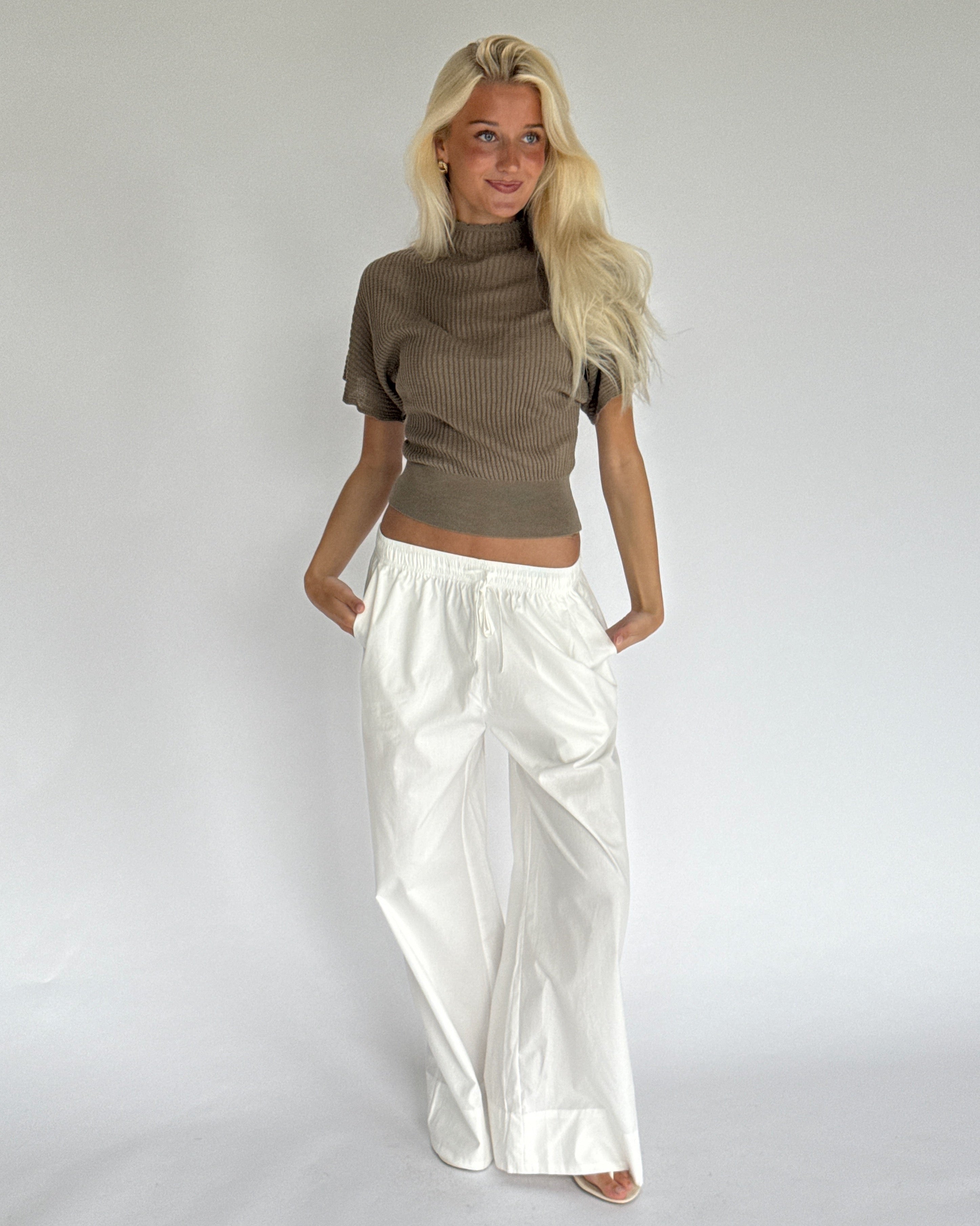 Modelbillede af DYLAN strik top, brun. Fra BySofieSønderby