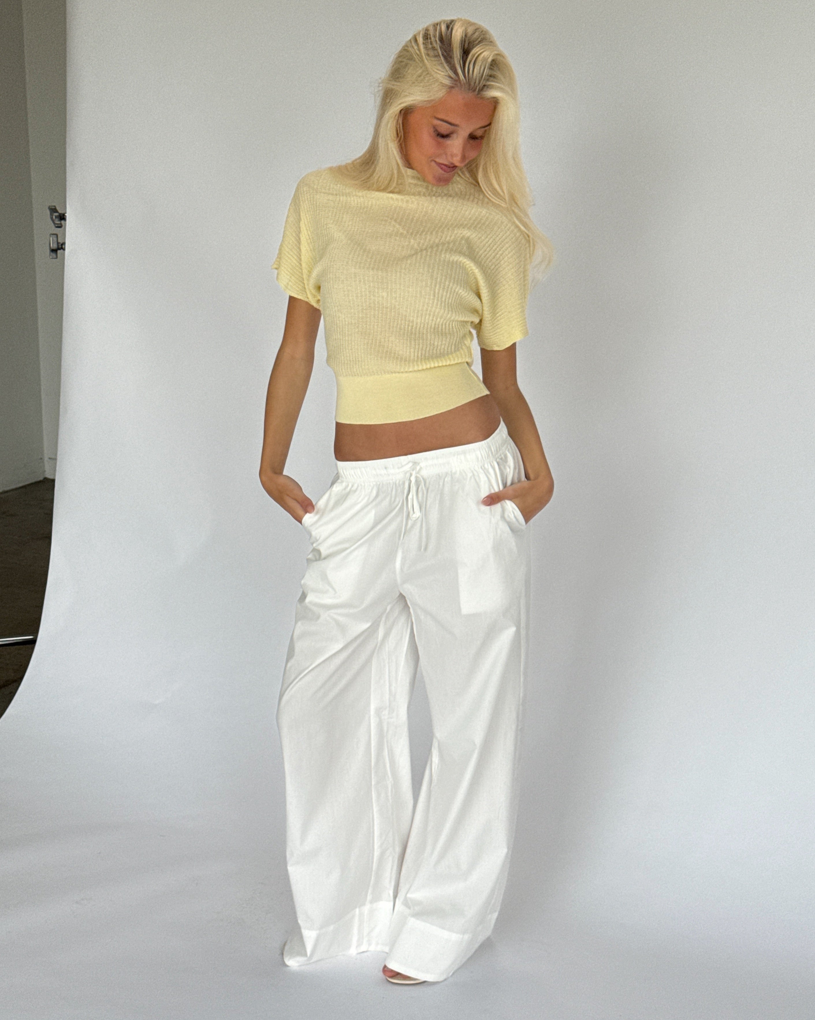 Modelbillede af DYLAN strik top, gul. Fra BySofieSønderby