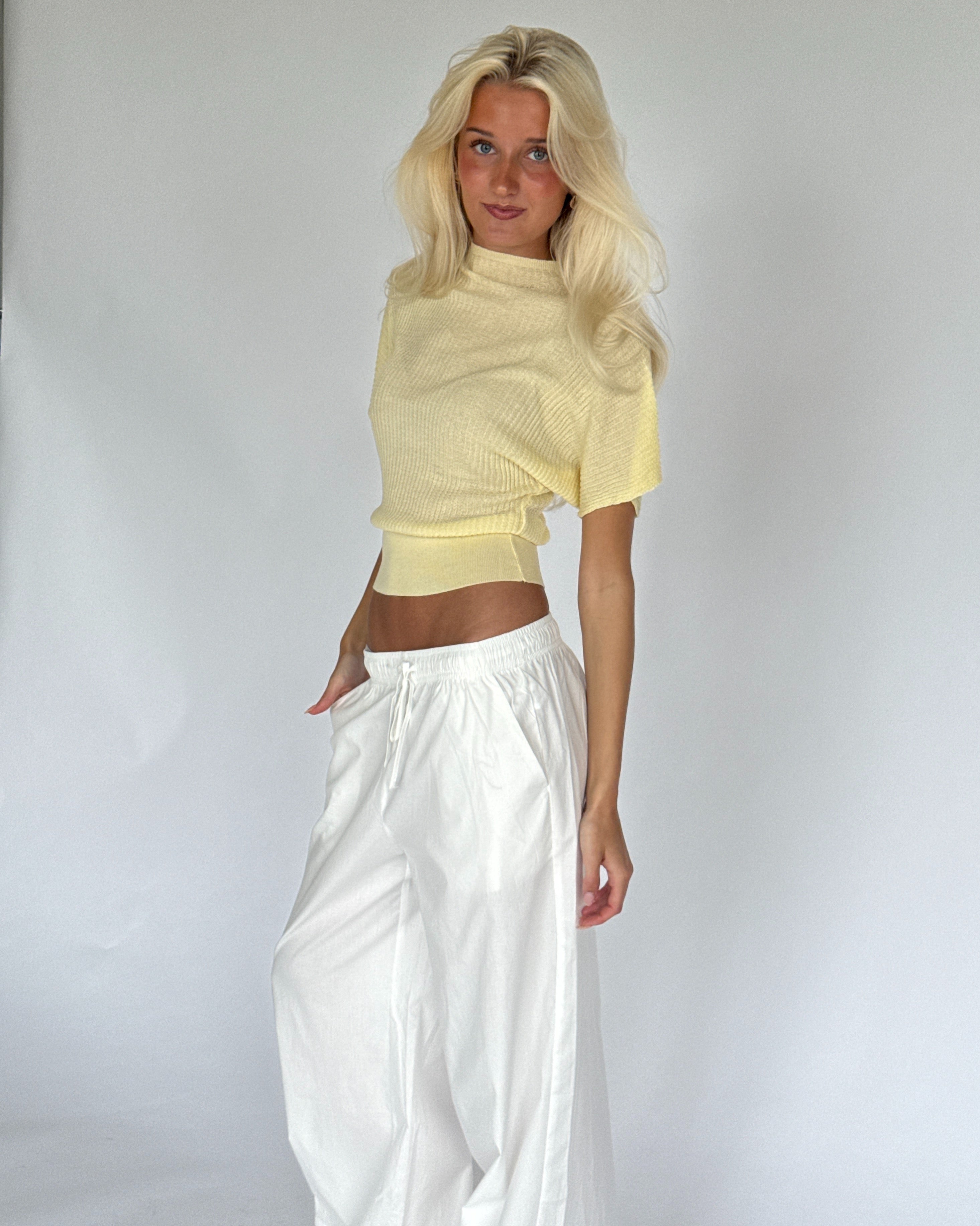 Modelbillede af DYLAN strik top, gul. Fra BySofieSønderby