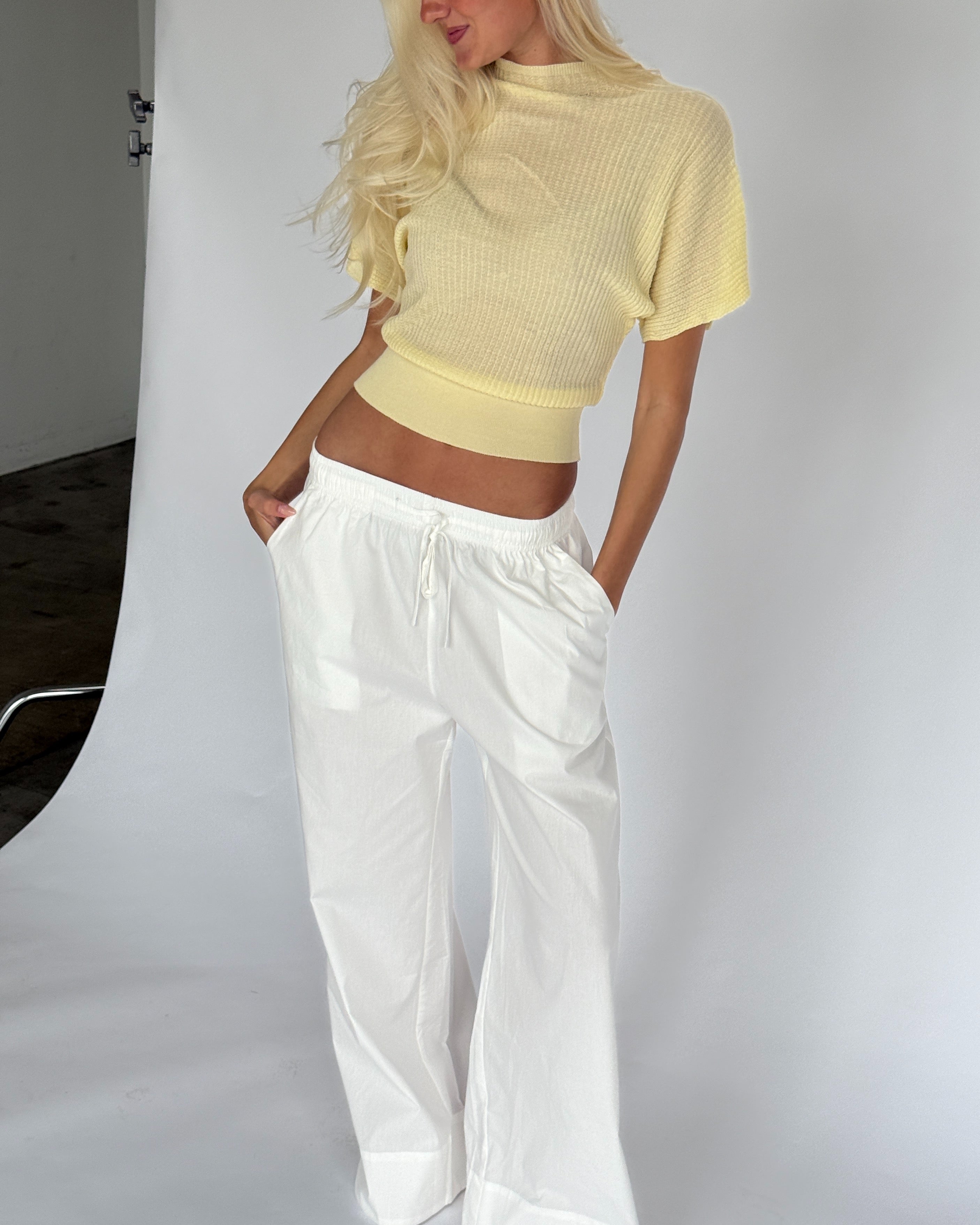 Modelbillede af DYLAN strik top, gul. Fra BySofieSønderby