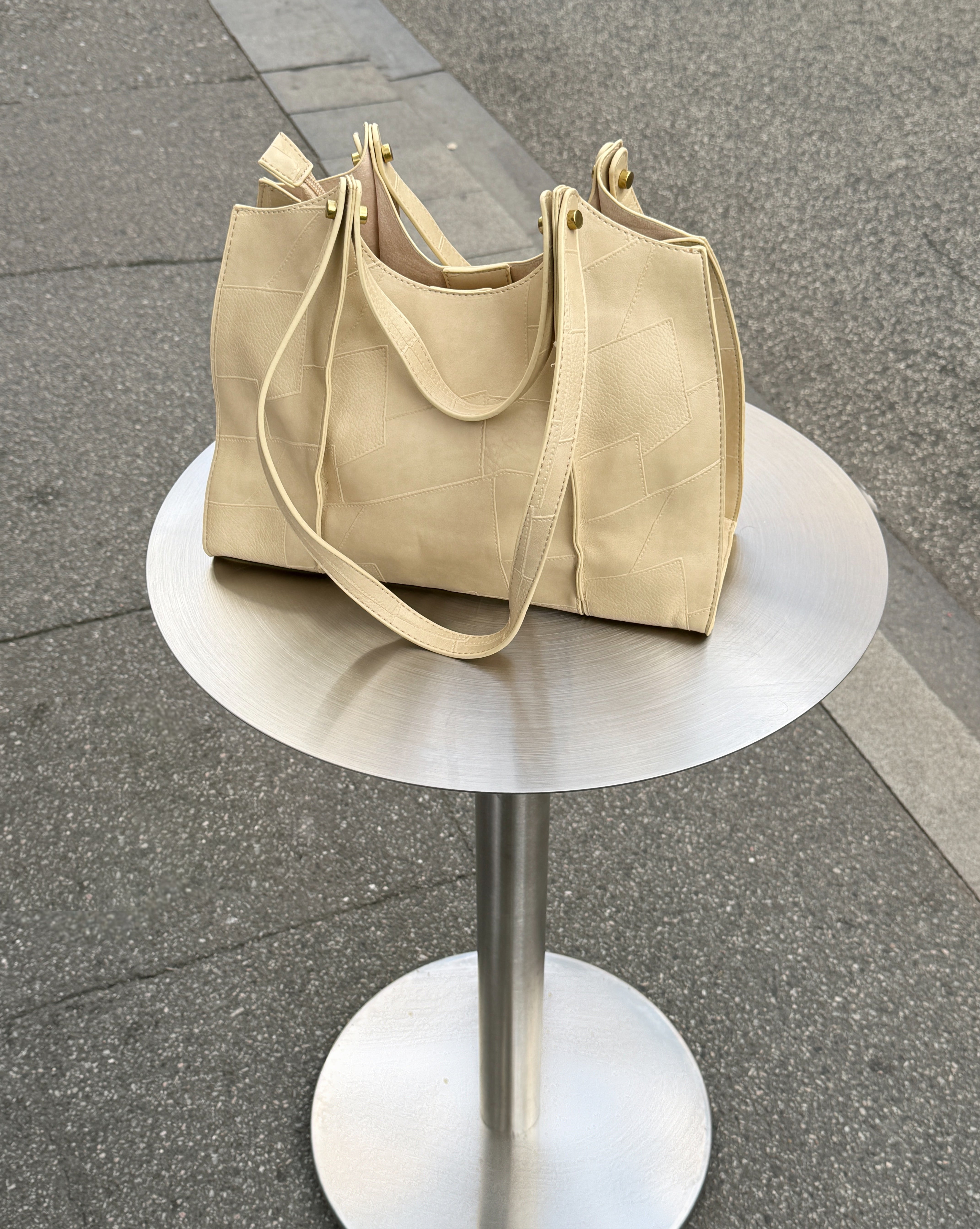 Produktbillede af cremefarvet ELINA taske på bord. Fra BySofieSønderby.