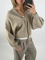 Stemningsbillede af pige der bærer en beige ELLIOT cardigan. Fra BySofieSønderby