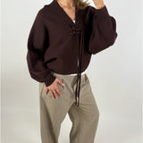 Stemningsbillede af pige der bærer en brun ELLIOT cardigan. Fra BySofieSønderby