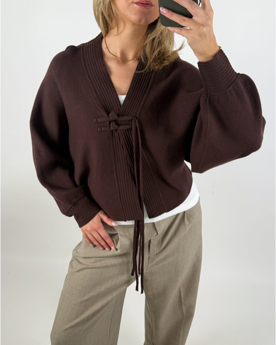 Stemningsbillede af pige der bærer en brun ELLIOT cardigan. Fra BySofieSønderby