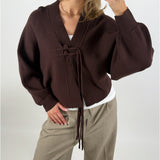 Stemningsbillede af pige der bærer en brun ELLIOT cardigan. Fra BySofieSønderby