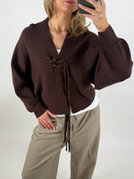 Stemningsbillede af pige der bærer en brun ELLIOT cardigan. Fra BySofieSønderby