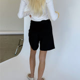 Modelbillede af sorte ELLIS shorts. Set bagfra. Fra BySofieSønderby