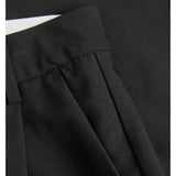 Detaljebillede af sorte ELLIS shorts. Fra BySofieSønderby