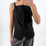 Modelfoto af pige med sort ELLIS top med stropper og knapper, samt grå MILAN bukser. Set forfra. Alt er fra BySofieSønderby