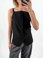 Modelfoto af pige med sort ELLIS top med stropper og knapper, samt grå MILAN bukser. Set forfra. Alt er fra BySofieSønderby