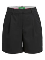Produktbillede af sorte ELLIS shorts. Set forfra. Fra BySofieSønderby