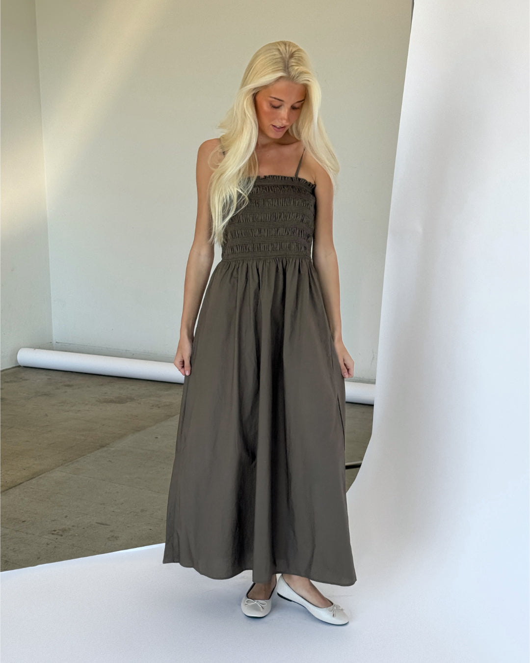 Modelbillede af brun ELLY kjole. Set forfra. Fra BySofieSønderby