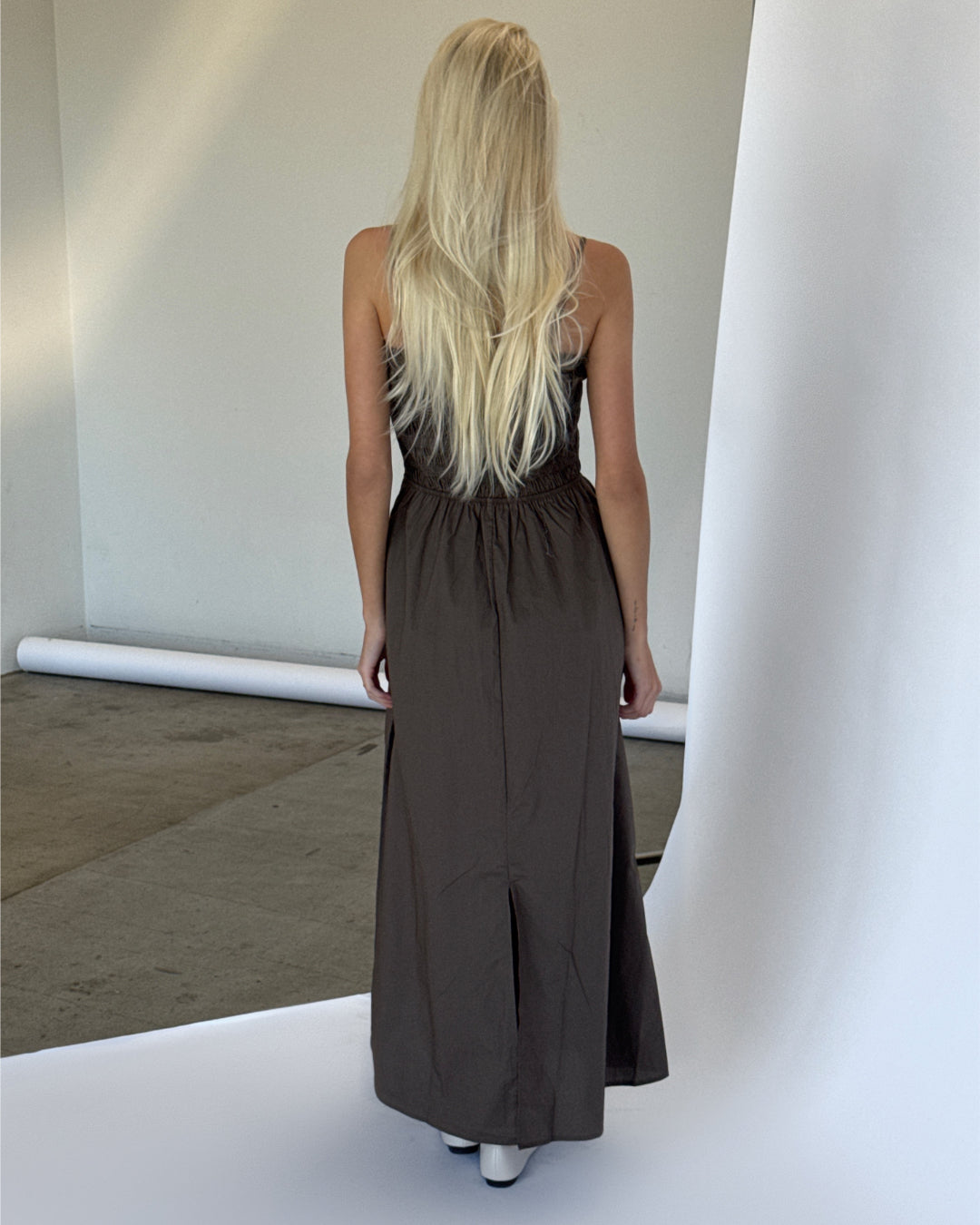 Modelbillede af brun ELLY kjole. Set bagfra. Fra BySofieSønderby