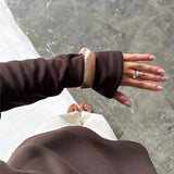 Modelfoto af en Emberly bangle armbånd brun. Baggrund er grå. Fra BySofieSønderby