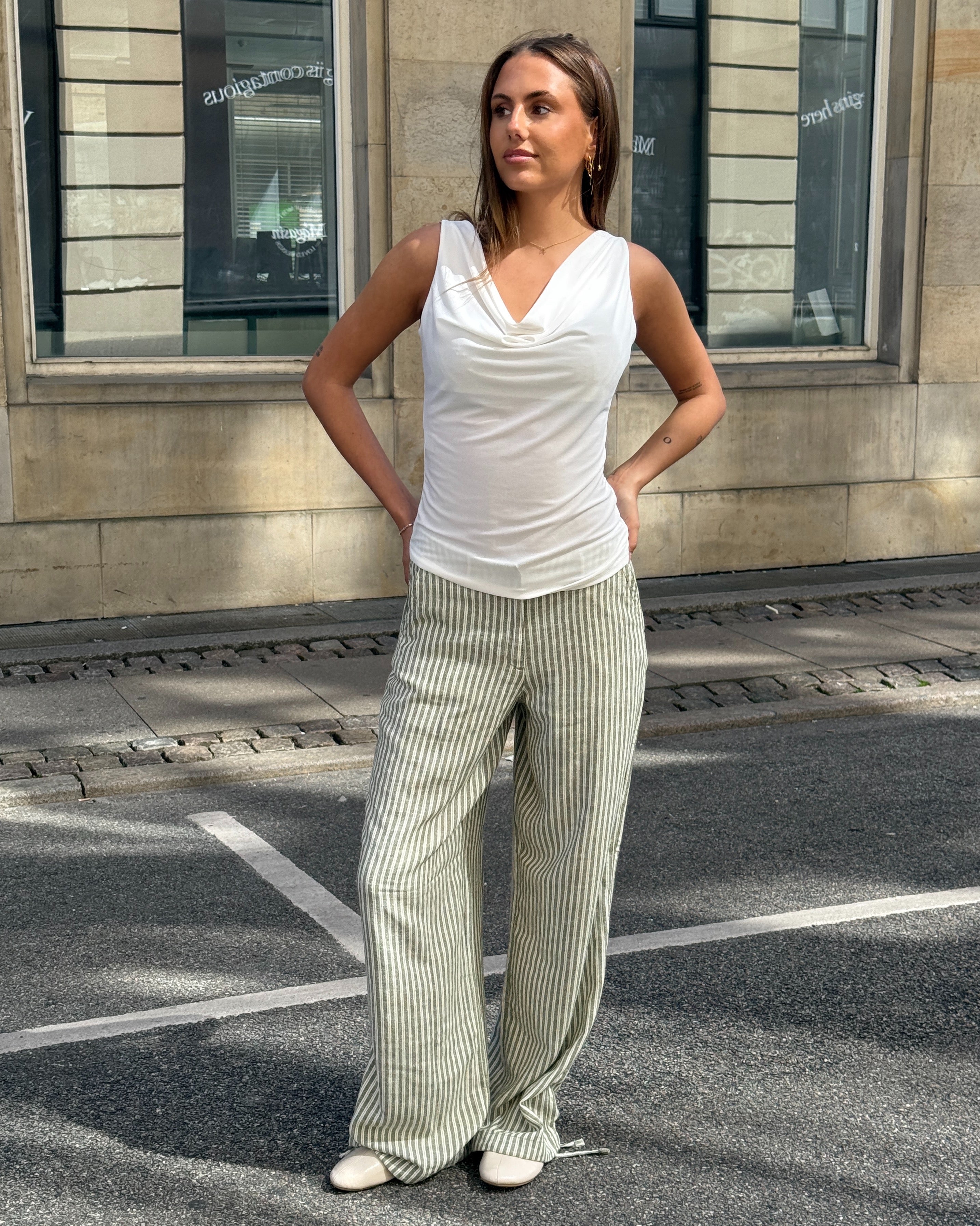 Modelbillede af EMILY bukser stribet, grøn. Fra BySofieSønderby