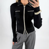 Modelfoto af pige i sort EMRYN zip-strik  og grå LISA bukser. Alt er fra BySofieSønderby.