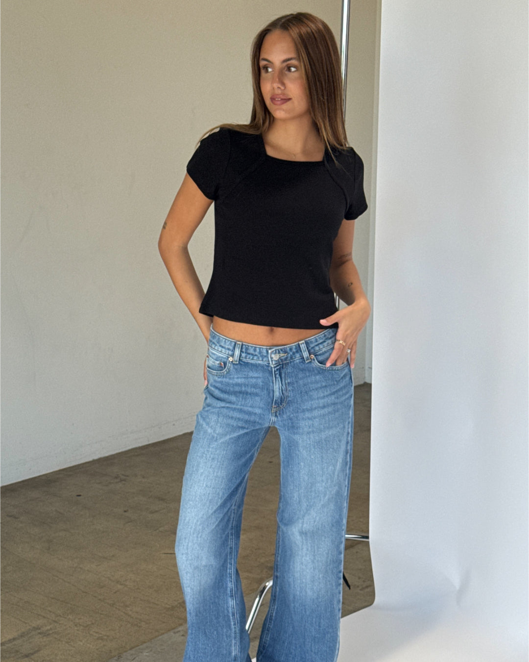 Modelbillede af sort ESME t-shirt. Fra BySofieSønderby