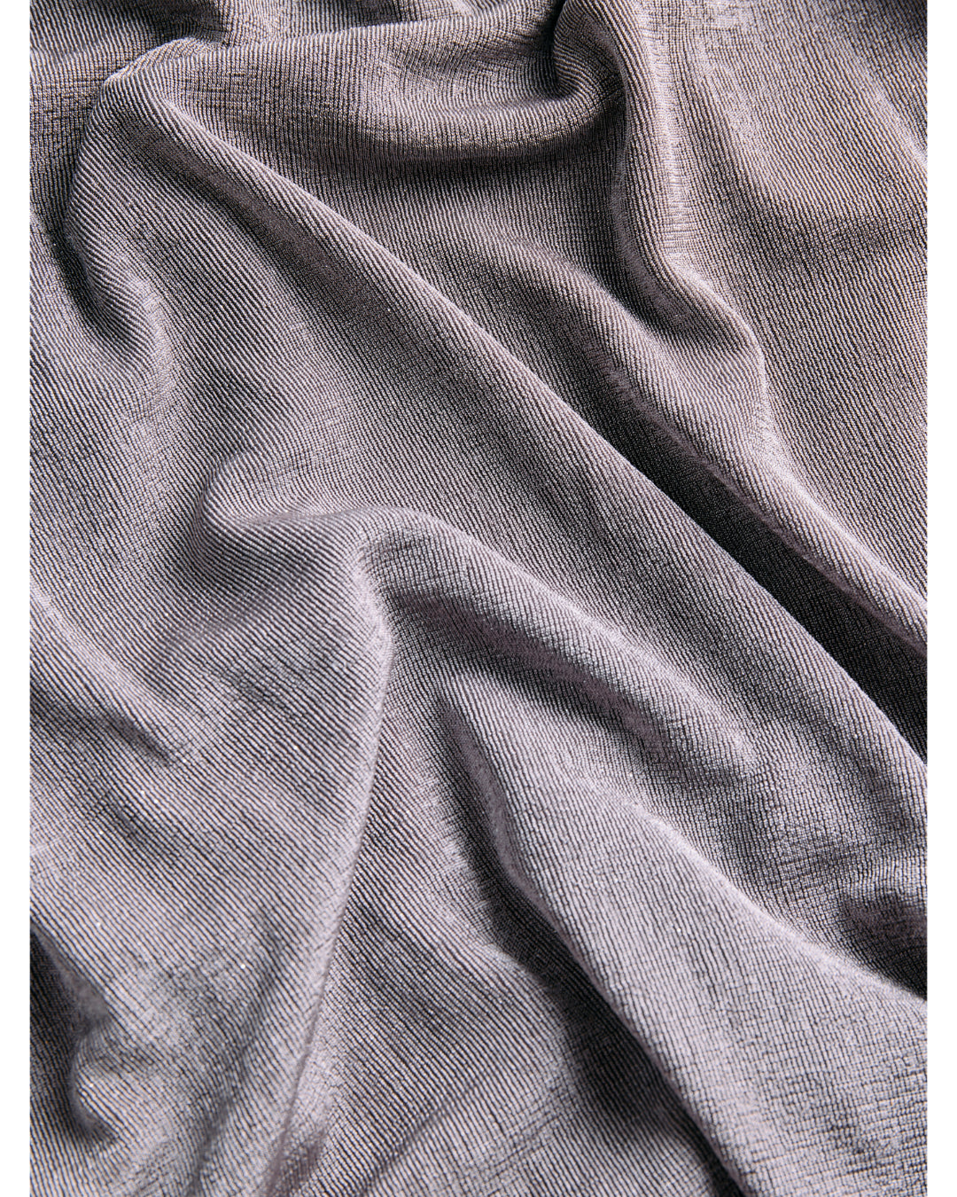 Detaljebillede af grå EVA top. Fra BySofieSønderby