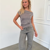 Modelfoto af pige i grå EVA glimmer top, samt grå NANNA JEANS. Alt er fra BySofieSønderby.