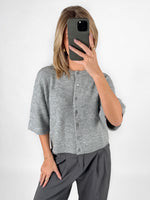 Modelfoto af pige i grå EVI strik t-shirt med knapper og grå LISA bukser. Alt er fra BySofieSønderby.