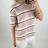 Modelbillede af pige der bærer en lyserød HAZEL t-shirt. Set forfra. Fra BySofieSønderby
