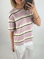 Modelbillede af pige der bærer en lyserød HAZEL t-shirt. Set forfra. Fra BySofieSønderby