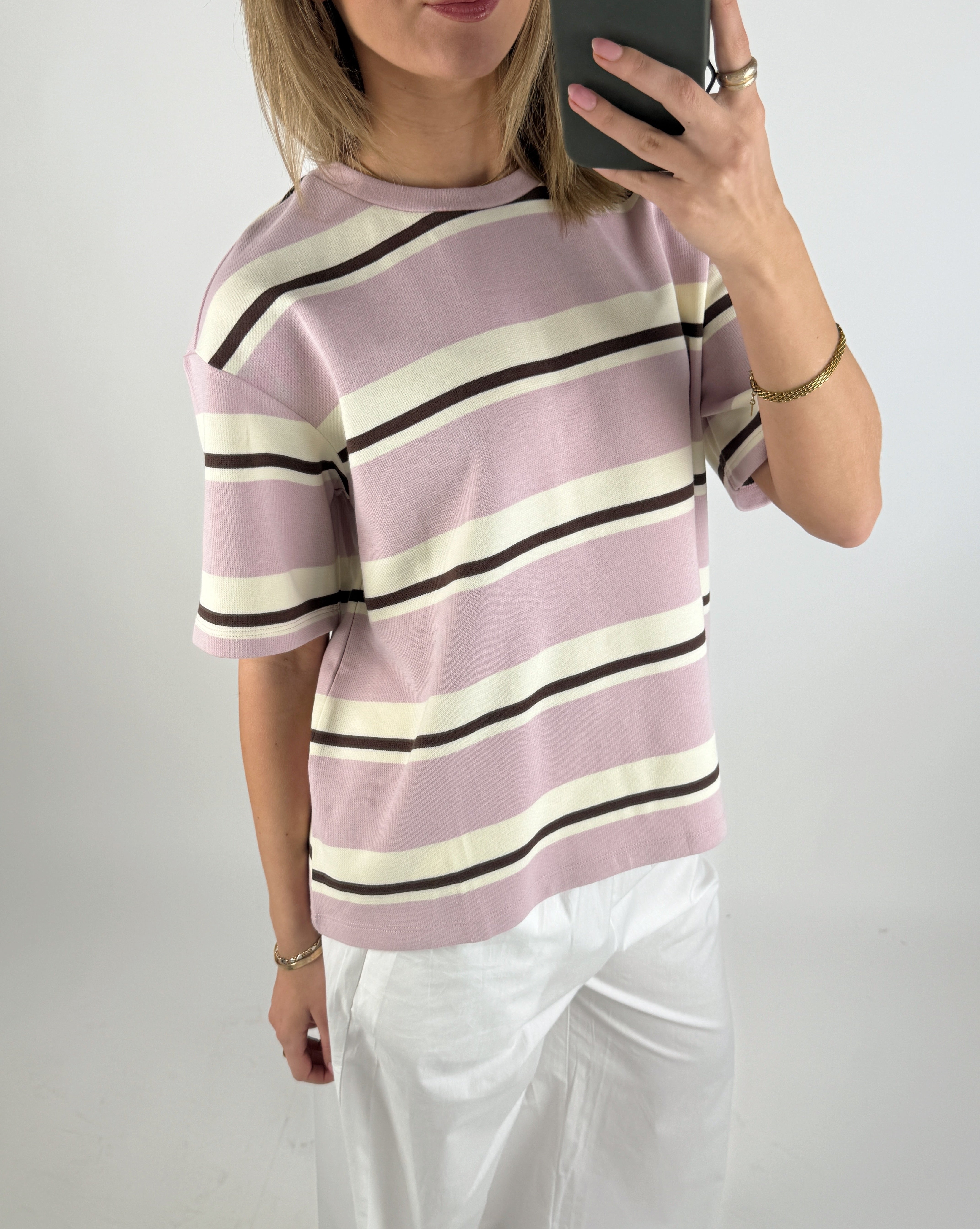 Modelbillede af pige der bærer en lyserød HAZEL t-shirt. Set forfra. Fra BySofieSønderby