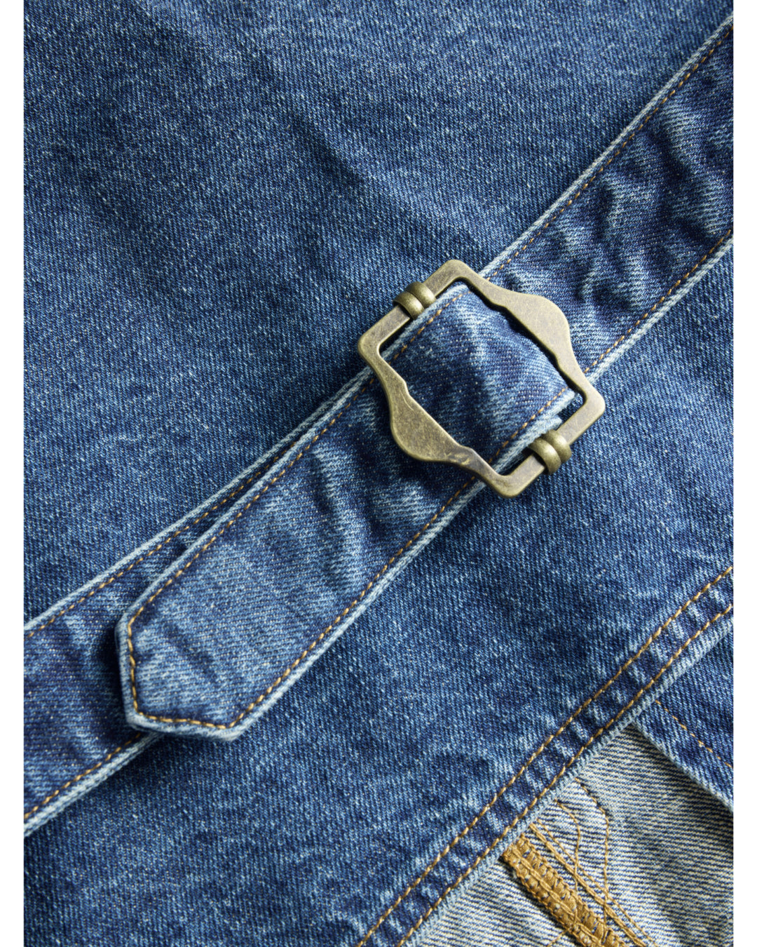 Detaljebillede af blå denim FAIZA vest. BySofieSønderby.