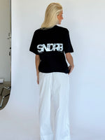 Modelbillede af navy SNDRB t-shirt med grå camouflage tryk. Set bagfra. Fra BySofieSønderby