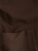 Detaljebillede af brun FIFI boatneck top med 3/4 ærmer. Fra BySofieSønderby