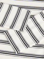 Detaljebillede af hvid og sort stribet FIFI boatneck top. Fra BySofieSønderby