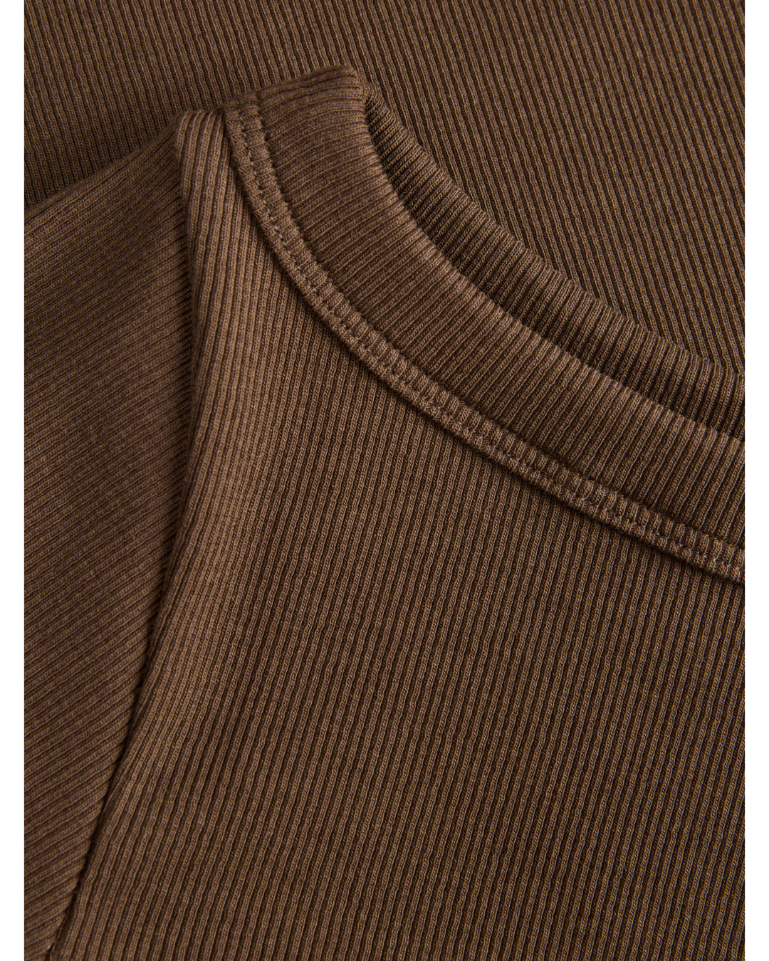 Detaljebillede af FIFI boatneck top i brun. Fra BySofieSønderby